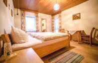 Komfortable Zimmer der Ferienwohnung bei Grafenau (In den komfortablen Zimmern der Ferienwohnung bei Grafenau werden Sie sich rund um wohlfühlen.)